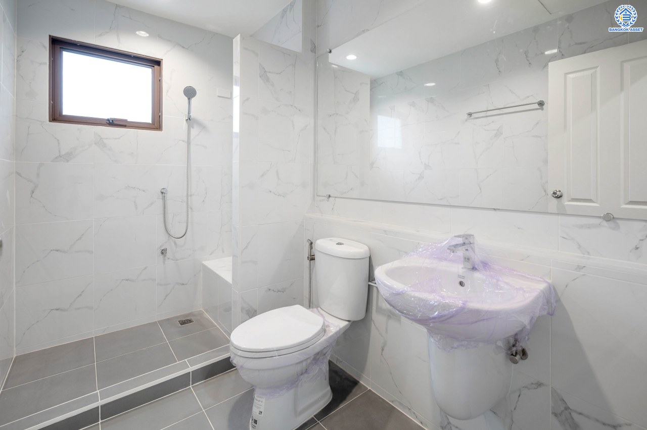 บ้านมือสองตกแต่งใหม่ จากแบรนด์ Sansiri โครงการ เศรษฐสิริ วงแหวน-สุขาภิบาล2 บ้านเดี่ยวหลังมุม เนื้อที่ 70.10 ตร.ว. พื้นที่ใช้สอย 166.20 ตร.ม. ฟังก์ชัน 3 ห้องนอน 3 ห้องน้ำ 1 ห้องแม่บ้าน 2 ที่จอดรถ ติดถนนใหญ่เสรีไทย ใกล้จุดขึ้นทางด่วน "วงแหวน-กาญจนาภิเษก" และ ใกล้รถไฟฟ้าสายสีชมพู "สถานีนพรัตน์"...